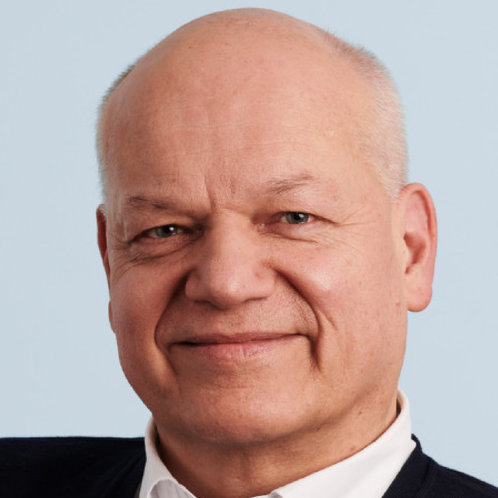 Portrait of Prof. Dr. iur. Rolf Sethe LL.M., male, fair-skinned person with a white shirt, black blazer, and glaze